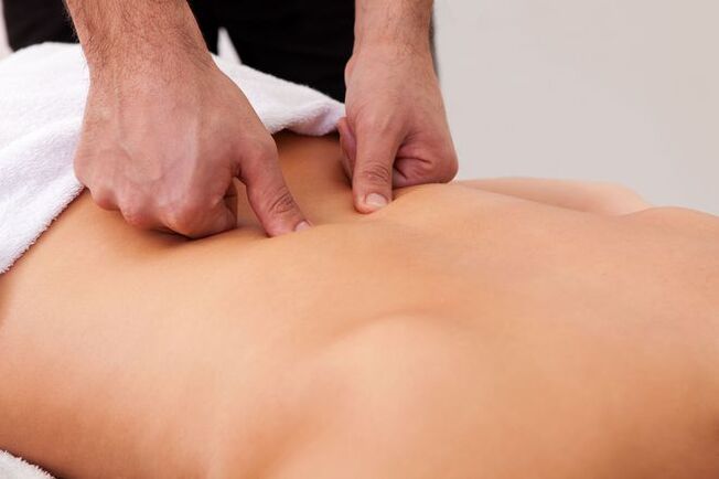 Therapeutic massage - a method of getting rid of back pain in the shoulder blades area